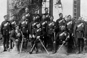 Einheimische Offiziere der 44. Gurkhas, indische Armee, 1896 von Bourne and Shepherd