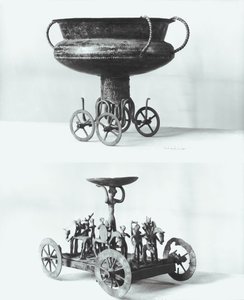 Zwei Votivwagen zum Sammeln von Regenwasser: Oben - Tasse auf vier Rädern aus dem Peccatel-Hügel, Mecklenburg, Deutschland. Unten - stehende weibliche Gottheit unter einem Teller umgeben von Kriegern