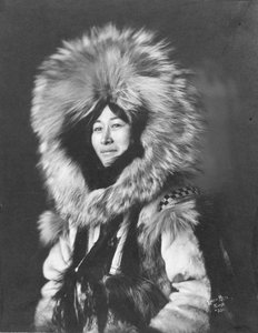 Eskimo-Frau posiert, ca. 1915