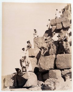 Besteigung einer Pyramide durch Touristen - Fotografie der Zangali-Brüder, Ende des 19. Jahrhunderts von Brothers Zangaki