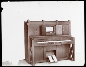 Ein Hardman Peck und Co. Klavier, 1907 (Silbergelatineabzug) von Byron Company