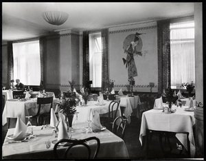 Ein Speisesaal im Hotel Majestic, 1916 oder 1917 von Byron Company