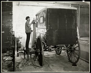 Ein Mann sprüht einen Lieferwagen der Carolyn Laundry in der 111 East 128th Street, East Harlem, New York, 1929