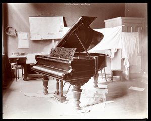 Ein Klavier der Hazelton Brothers Piano Co. an der University Place, New York, 1898