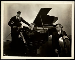 Blinde Frau, Miss Harding, am Klavier unterrichtet zwei blinde Männer an der Violine und am Cello, 1936 von Byron Company