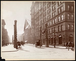 Dekorationen für die Dewey-Parade im Waldorf Astoria Hotel, 33rd Street und 5th Avenue, New York, 1899 von Byron Company