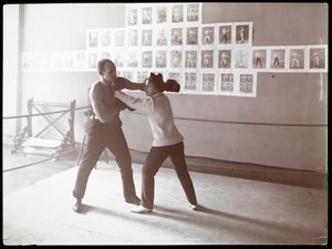 Edna Wallace Hopper posierte in einem Boxring mit Jack Cooper in seinem Fitnessstudio an der Broadway und 37th Street, New York, 1899 von Byron Company