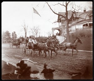 Pferdekutschen auf Riverside Drive vor dem Claremont Inn, New York, ca. 1895 von Byron Company