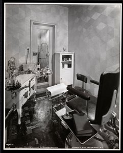 Innenansicht des Fußpflegerzimmers im Charles of the Ritz Schönheitssalon im Ritz Tower Hotel, Park Avenue und 57th St, New York, 1932 von Byron Company