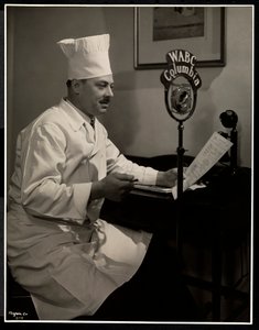 Porträt von Chef Maurice Hervieux am Mikrofon im Hotel Commodore, 1930