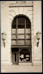 Ladenfront von En Route Service, Inc., im Savoy Plaza Hotel, 59th Street und 5th Avenue, New York, 1928