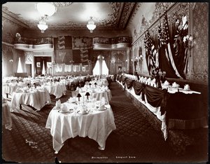 Gedeckte Tische im Bankettsaal des Hotel Delmonico von Byron Company