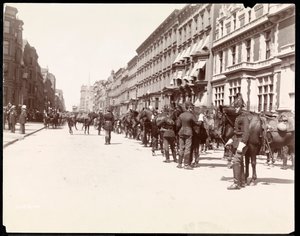 Das Personal des Gouverneurs erwartet die Ankunft von Li Hung Chang im Waldorf Astoria Hotel, 34th Street, New York, 1896 von Byron Company