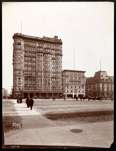Das Hotel Savoy an der 59th Street und 5th Avenue, Blick vom Eingang zum Central Park, New York, 1898 von Byron Company