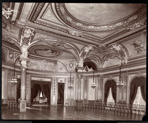 Der Ballsaal im Hotel Savoy, ca. 1895-96 von Byron Company