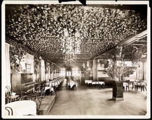 Der Speisesaal im Hotel Dolphin, New York, 1915 (Silbergelatineabzug) von Byron Company