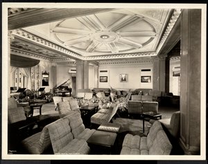 Die Lounge, Blick nach Osten im Hotel White, 37th Street und Lexington, New York, 8. März 1937 von Byron Company