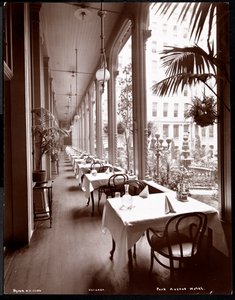 Die Veranda im Park Avenue Hotel, 1901 oder 1902 von Byron Company