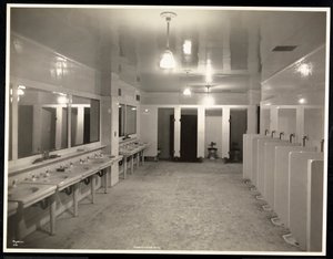 Toiletten im Hotel Pennsylvania, 1918 von Byron Company