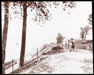 Ansicht eines Jungen mit Fernrohr, der vom Riverside Park in New York auf den Hudson River blickt