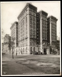 Blick auf das Hotel Majestic an der 72nd Street von der anderen Seite des Central Park West, New York, 1920