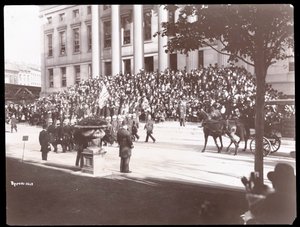 Ansicht der Menge auf den Stufen der Brooklyn Borough Hall während der Brooklyn Police Parade, 1897 von Byron Company