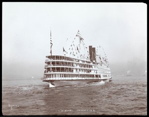 Ansicht des Dampfschiffs C.W. Morse, vermutlich auf dem Hudson River in der Nähe von West Point beim Besuch von Prinz Louis von Battenberg, 1905