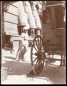 Frau nähert sich einer Kutsche am Waldorf Astoria Hotel, 34th Street und 5th Avenue, New York, 1897 oder 1898