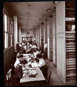 Frauen arbeiten in einem Aktenraum, unter männlicher Aufsicht, bei der Metropolitan Life Insurance Co. in der 23rd Street und Madison Avenue, New York, 1907