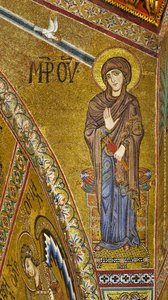Apsis: Verkündigung der Jungfrau, byzantinisches Mosaik mit goldenem Hintergrund im Tympanon der Apsis