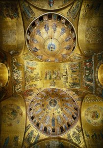 Byzantinische Architektur: Blick auf die Kuppeln mit Mosaiken auf goldenem Hintergrund (romanischer und byzantinischer Stil), die Pfingsten (1250-1300) und die Himmelfahrt (frühes 13. Jahrhundert) darstellen. Basilika San Marco, Venedig
