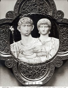 Kamee, die Kaiser Honorius (395-423) und seine Frau Maria darstellt (Elfenbein und Metall) von Byzantine