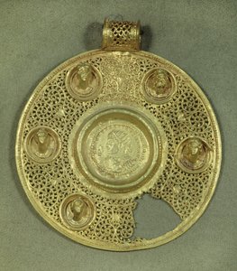 Goldenes rundes Medaillon: Solidus von Konstantin I. dem Großen (270-337 n. Chr.), geprägt in Sirmium im Jahr 321 n. Chr., in einem Opus interrasile Rahmen, verziert mit 5 Reliefbüsten. 4. Jahrhundert n. Chr. Paris, Musée du Louvre