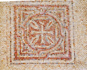 Detail eines Kreuzes aus dem Mosaikboden der byzantinischen Kirche in Shoham, Israel, ca. 5. Jahrhundert n. Chr. (Mosaik)