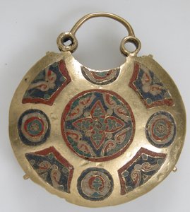 Tempelanhänger mit zwei Vögeln, die einen Lebensbaum flankieren (Vorderseite) und geometrische und vegetale Motive (Rückseite), Kiewer Rus