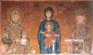 Die Jungfrau mit Kind zwischen Kaiser Johannes II. Komnenos und seiner Frau Irene von Byzantine Master.