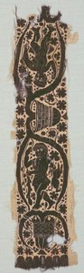 Seltenes Seidentunikafragment mit Zierärmelband, 400er-500er Jahre (Leinwandbindung, Seide, Gobelinbindung mit zusätzlichem Schussfaden, ungebleichtes Leinen, gefärbte Wolle, Seide)
