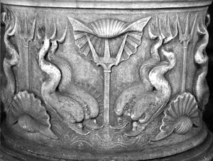 Sockel eines Weihwasserbeckens, geschnitzt mit Delfinen, Basilika San Marco