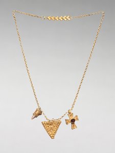 Kette mit zwei Anhängern und einem Kreuz, 500er von Byzantine School