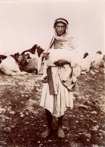 Ein Hirtenjunge trägt ein Lamm, c.1894-1914