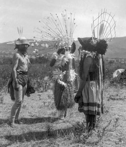 Ureinwohner Amerikas und Stammes-Rundhaus und zeremonielle Kleidung, Kalifornien