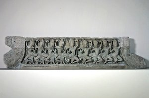Giebel mit neun tanzenden Apsaras, spätes 12. - frühes 13. Jahrhundert, aus Bayon, Angkor Thom von Cambodian Cambodian