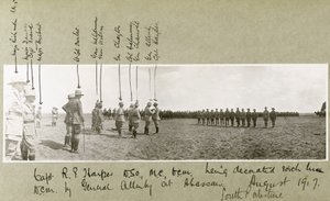 General Allenby dekoriert Captain Harper mit dem D.C.M. bei einer Zeremonie in Abassan, Südpalästina, August 1917