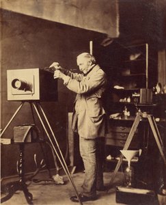 Selbstporträt beim Vorbereiten einer Kollodiumplatte von Capt. Horatio Ross