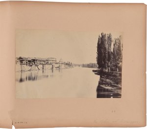 Der Palast usw., von der ersten Brücke - Srinugur von Capt. Melville Clarke