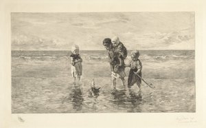 Vier Kinder spielen mit Spielzeugboot am Strand im seichten Meerwasser von Carel Lodewijk Dake