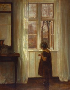 Ein Mädchen am Fenster stehend