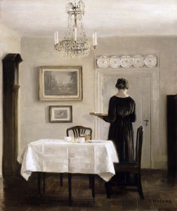 Innenraum mit Dame, die ein Tablett trägt, ca. 1905 von Carl Holsoe