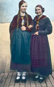 Österreich, Porträt von zwei jungen Frauen aus Kärnten, Bilddatum: ca. 1920 von Carl Simon