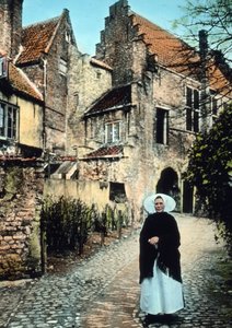 Niederlande, Provinz Zeeland. Frau vor dem Kuipers-Portal in der Stadt Middelburg. Bilddatum: ca. 1920. Carl Simon Archiv von Carl Simon